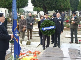 Cimitero di Pescia deposizione di una corona sulla tomba dell'amm. Gino Birindelli M.O.V.M 